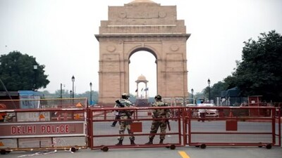 Delhi police personnel near the India Gate (Agencies) Delhi police personnel near the India Gate (Agencies)