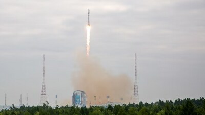 The Russian lunar lander is expected to reach the moon on Aug. 23, about the same day as an Indian craft which was launched on July 14. The Russian spacecraft will take about 5.5 days to travel to the moon's vicinity, then spend three to seven days orbiting at about 100 kilometers (62 miles) before heading for the surface. (AFP) The Russian lunar lander is expected to reach the moon on Aug. 23, about the same day as an Indian craft which was launched on July 14. The Russian spacecraft will take about 5.5 days to travel to the moon's vicinity, then spend three to seven days orbiting at about 100 kilometers (62 miles) before heading for the surface. (AFP)