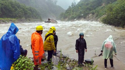 Uttarakhand SDRF and NDRF personnel conduct a search operation following a landslide due to heavy rains at Gaurikund in Rudraprayag on Thursday. (ANI)