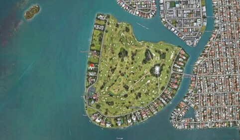 Jeff Bezos and Lauren Sanchez’s $68 Million love nest in “Billionaire Bunker” (Google) Jeff Bezos and Lauren Sanchez’s $68 Million love nest in “Billionaire Bunker” (Google)
