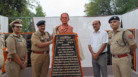 A sculpture of Shachindranath Bakshi, an active participant in the Kakori Train robbery, now graces the jail premises. (HT Photo)