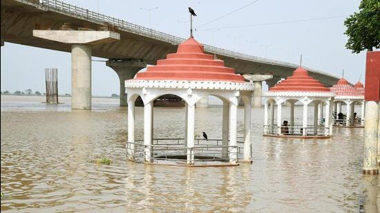 A swollen Ganga river at Kali Ghat in Patna. (Santosh Kumar/HT)