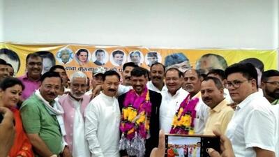 AAP leader Basant Kumar joins the Congress in the presence of Congress Uttarakhand state president Karan Mahara. (HT Photo) AAP leader Basant Kumar joins the Congress in the presence of Congress Uttarakhand state president Karan Mahara. (HT Photo)