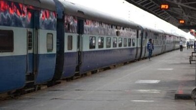 Cop lost his balance and fell in the gap between the platform and the train