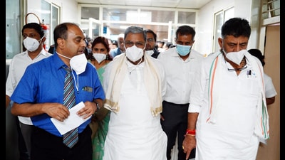 CM Siddaramaiah, Dy CM Shivakumar met the injured BBMP employees on August 11. (ANI) CM Siddaramaiah, Dy CM Shivakumar met the injured BBMP employees on August 11. (ANI)