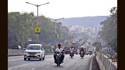 Earlier, Gadkari had been requested to draft a detailed project report (DPR) for a service road between Wadgaon and Warje. (HT PHOTO) Earlier, Gadkari had been requested to draft a detailed project report (DPR) for a service road between Wadgaon and Warje. (HT PHOTO)