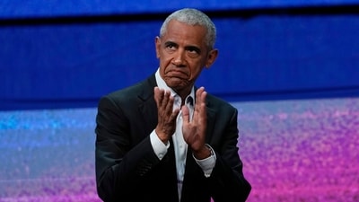 Former U.S. president Barack Obama applauds the audience before a discussion at the Stavros Niarchos Foundation Cultural Center (SNFCC), in Athens, Greece, Thursday, June 22, 2023. (AP) Former U.S. president Barack Obama applauds the audience before a discussion at the Stavros Niarchos Foundation Cultural Center (SNFCC), in Athens, Greece, Thursday, June 22, 2023. (AP)