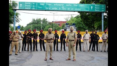 Police personnel deployed at the Chandigarh-Mohali border on Sunday. (Keshav Singh/HT) Police personnel deployed at the Chandigarh-Mohali border on Sunday. (Keshav Singh/HT)