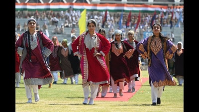 School students in traditional Kashmiri attire performing during the full dress rehearsal at Bakshi Stadium in Srinagar on Sunday. (Waseem Andrabi/HT) School students in traditional Kashmiri attire performing during the full dress rehearsal at Bakshi Stadium in Srinagar on Sunday. (Waseem Andrabi/HT)