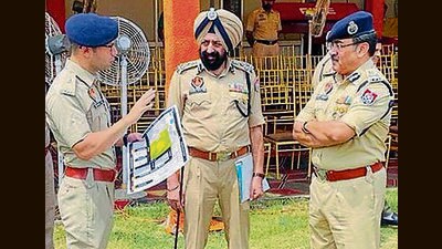 Senior police officials reviewing security arrangement in Ludhiana. (HT PHOTO) Senior police officials reviewing security arrangement in Ludhiana. (HT PHOTO)