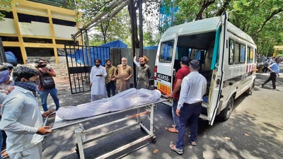 Thane, India - August, 13, 2023: As 18 patients died in chhtrapati Shivaji maharaj Hospital Kalwa Hospital of Thane Municipal Corporation on a single day, a crowd of relatives can be seen outside Mercury in CSM Hospital kalwa Hopsital , in Thane, in Mumbai, India, on,Sunday, August, 13, 2023. ( Praful Gangurde / HT Photo ) (Hindustan Times) Thane, India - August, 13, 2023: As 18 patients died in chhtrapati Shivaji maharaj Hospital Kalwa Hospital of Thane Municipal Corporation on a single day, a crowd of relatives can be seen outside Mercury in CSM Hospital kalwa Hopsital , in Thane, in Mumbai, India, on,Sunday, August, 13, 2023. ( Praful Gangurde / HT Photo ) (Hindustan Times)
