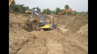 The trench was dug to erect a pillar as part of the expressway project. (HT photo)