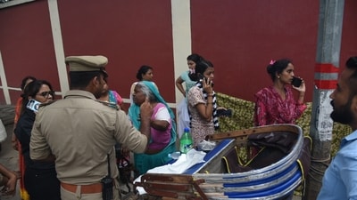 A woman delivered a premature baby near gate 13 of Raj Bhawan in Lucknow. The baby died later in a hospital. (HT Photo) A woman delivered a premature baby near gate 13 of Raj Bhawan in Lucknow. The baby died later in a hospital. (HT Photo)