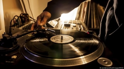 50 years ago, DJ Kool Herc invented hip-hop through his 'merry-go-round' technique. (DW/xenolabrainx/Pond5 Images/IMAGO) 50 years ago, DJ Kool Herc invented hip-hop through his 'merry-go-round' technique. (DW/xenolabrainx/Pond5 Images/IMAGO)