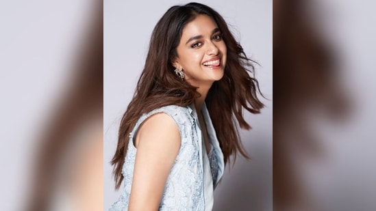 With the assistance of make-up artist Anigha Jain, Keerthy got decked up in nude eyeshadow, mascara coated lashes, winged eyeliner, contoured cheeks and a shade of glossy berry lipstick.(Instagram/@keerthysureshofficial)