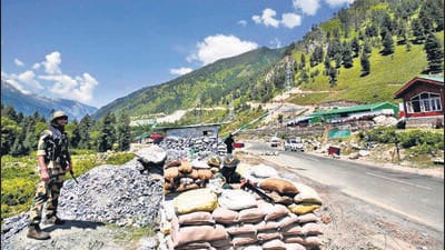FILE PHOTO: India's Border Security Force (BSF) soldiers stand guard at a checkpoint along a highway leading to Ladakh, at Gagangeer in Kashmir's Ganderbal district June 17, 2020. REUTERS/Danish Ismail/File Photo (REUTERS) FILE PHOTO: India's Border Security Force (BSF) soldiers stand guard at a checkpoint along a highway leading to Ladakh, at Gagangeer in Kashmir's Ganderbal district June 17, 2020. REUTERS/Danish Ismail/File Photo (REUTERS)