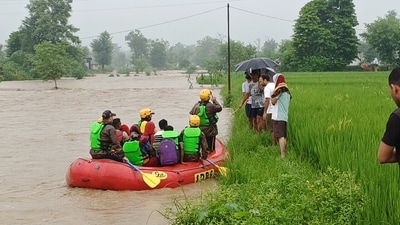 SDRF team rescuing people in Dehradun district’s Raiwala area where Song River is in spate in Uttarakhand. (Hindustan Times) SDRF team rescuing people in Dehradun district’s Raiwala area where Song River is in spate in Uttarakhand. (Hindustan Times)