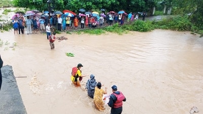 SDRF team rescuing people in Dehradun district’s Raiwala area where Song River is in spate in Uttarakhand. (Hindustan Times) SDRF team rescuing people in Dehradun district’s Raiwala area where Song River is in spate in Uttarakhand. (Hindustan Times)