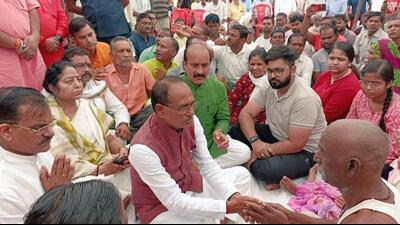 Shivraj Singh Chouhan late on Sunday announced that Ramdayal Ahirwar will be cremated with state honours (X/OfficeofSSC)