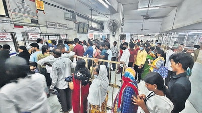 Thane, India - August, 14, 2023: After 18 patients died in a single day yesterday in Thane CSM hospital Kalwa hospital, police presence and rush of patients are seen on Tuesday, the second day , in Thane, in Mumbai, India, on,Monday, August, 14, 2023. ( Praful Gangurde / HT Photo )