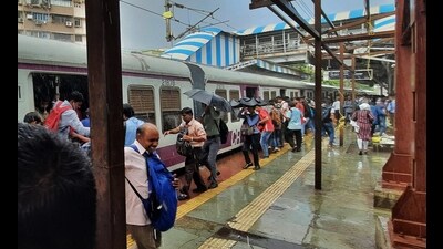 Thane, India - June, 24, 2023: Monsoon has started and thane local train platform no 9 and 10 at Thane railway station towards Navi Mumbai ( Tarns harbor line) has no roof on CST side (some distance) so Commuters have to get wet. ,in Thane, in Mumbai, India, on,Saturday, June, 24, 2023. ( Praful Gangurde / HT Photo )