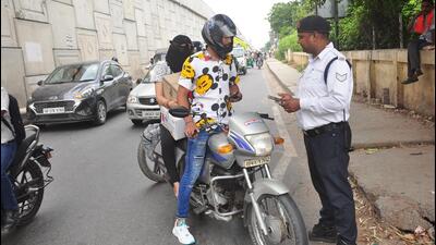 The committee also recommended that traffic officers carry out their duties in two shifts of eight hours each every day. (Sakib Ali/HT Photo) The committee also recommended that traffic officers carry out their duties in two shifts of eight hours each every day. (Sakib Ali/HT Photo)