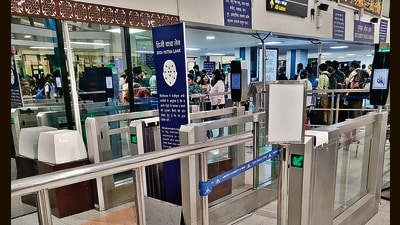 Travellers were left high and dry as the breakdown in the DigiYatra facility resulted in long queues for check-in procedures over the weekend. (HT PHOTO) Travellers were left high and dry as the breakdown in the DigiYatra facility resulted in long queues for check-in procedures over the weekend. (HT PHOTO)