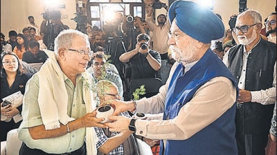 Union minister Hardeep Singh Puri felicitates a partition survivor, at a commemorative event on Monday. (Sanchit Khanna/HT Photo) Union minister Hardeep Singh Puri felicitates a partition survivor, at a commemorative event on Monday. (Sanchit Khanna/HT Photo)
