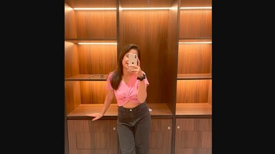 A woman shared this picture of herself and asked netizens to guess her height. (Twitter/@daalmakhniiii) A woman shared this picture of herself and asked netizens to guess her height. (Twitter/@daalmakhniiii)