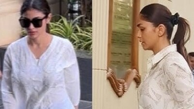 Mouni Roy and Mrunal Thakur attend Ankita Lokhande's father's prayer meet Mouni Roy and Mrunal Thakur attend Ankita Lokhande's father's prayer meet