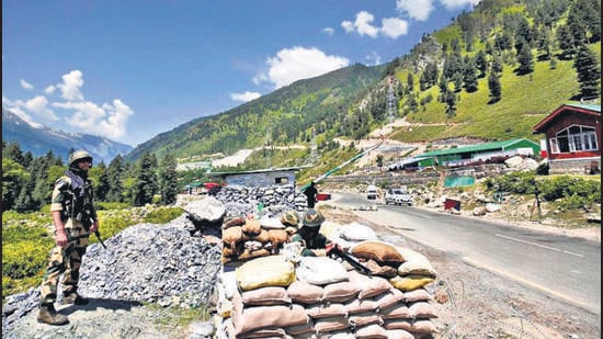 FILE PHOTO: India's Border Security Force (BSF) soldiers stand guard at a checkpoint along a highway leading to Ladakh, at Gagangeer in Kashmir's Ganderbal district June 17, 2020. REUTERS/Danish Ismail/File Photo (REUTERS)