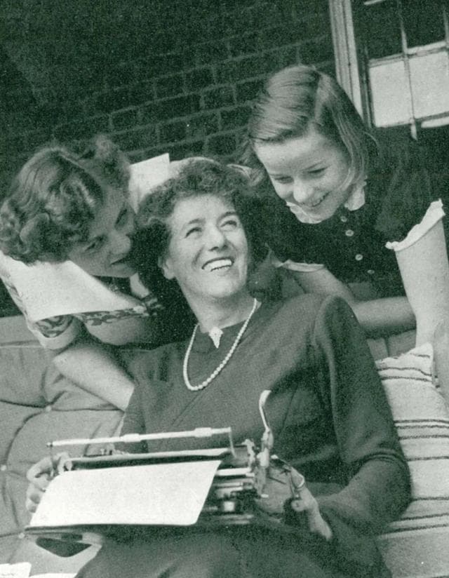 “Blyton’s descriptions single-handedly made generations of children crave food that they had neither seen nor heard of.” (https://www.enidblyton.co.uk) “Blyton’s descriptions single-handedly made generations of children crave food that they had neither seen nor heard of.” (https://www.enidblyton.co.uk)