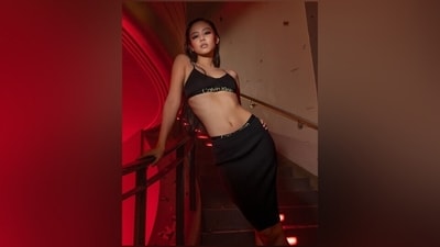 Jennie flaunted her svelte frame in this picture, dressed in a black sports bra and a matching bodycon knee-length skirt. She glammed up the outfit with an open wet hairdo, bold kohl-lined eyes, nude lip shade, and a dewy base. (Instagram/@calvinklein) Jennie flaunted her svelte frame in this picture, dressed in a black sports bra and a matching bodycon knee-length skirt. She glammed up the outfit with an open wet hairdo, bold kohl-lined eyes, nude lip shade, and a dewy base. (Instagram/@calvinklein)