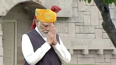 PM Modi arrived at Raj Ghat to pay floral tributes to Mahatma Gandhi before reaching Red Fort.