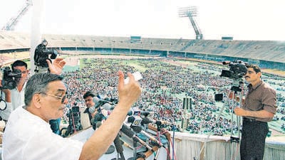 SHETKARI SANGATHAN LEADER AND CHAIRMAN GOVERNMENT'S TASK FORCE ON AGRICULTURE SHARAD JOSHI ADDRESSING AT A KISAN KUMBH (RALLY) AT JAWAHARLAL NEHRU STADIUM IN NEW DELHI ON FRIDAY PHOTO BY. S. BURMAULA