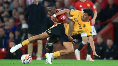 Manchester United's English defender #29 Aaron Wan-Bissaka (L) vies with Wolverhampton Wanderers' Brazilian midfielder #27 Matheus Nunes (AFP) Manchester United's English defender #29 Aaron Wan-Bissaka (L) vies with Wolverhampton Wanderers' Brazilian midfielder #27 Matheus Nunes (AFP)
