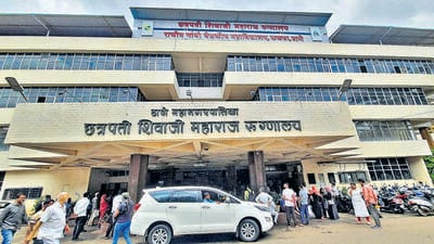 Thane, India - August, 14, 2023: After 18 patients died in a single day yesterday in Thane CSM hospital Kalwa hospital, police presence and rush of patients are seen on Tuesday, the second day , in Thane, in Mumbai, India, on,Monday, August, 14, 2023. ( Praful Gangurde / HT Photo ) Thane municipal commissioner Abhijit Bangar chaired a review meeting at the hospital on Tuesday, a day after Chief Minister Eknath Shinde visited in the wake of the tragic deaths of 18 patients on the night of August 12-13. (HT Photo) Thane, India - August, 14, 2023: After 18 patients died in a single day yesterday in Thane CSM hospital Kalwa hospital, police presence and rush of patients are seen on Tuesday, the second day , in Thane, in Mumbai, India, on,Monday, August, 14, 2023. ( Praful Gangurde / HT Photo ) Thane municipal commissioner Abhijit Bangar chaired a review meeting at the hospital on Tuesday, a day after Chief Minister Eknath Shinde visited in the wake of the tragic deaths of 18 patients on the night of August 12-13. (HT Photo)
