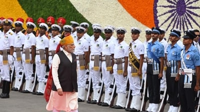 The PM inspected the Guard of Honour and proceeded to the ramparts of the Red Fort. (Hindustan Times) The PM inspected the Guard of Honour and proceeded to the ramparts of the Red Fort. (Hindustan Times)