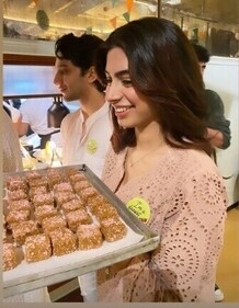 Khushi Kapoor serves milk cakes at the Independence Day charity lunch Khushi Kapoor serves milk cakes at the Independence Day charity lunch