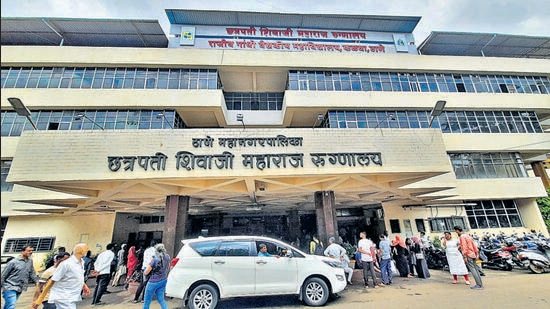 Thane, India - August, 14, 2023: After 18 patients died in a single day yesterday in Thane CSM hospital Kalwa hospital, police presence and rush of patients are seen on Tuesday, the second day , in Thane, in Mumbai, India, on,Monday, August, 14, 2023. ( Praful Gangurde / HT Photo ) Thane municipal commissioner Abhijit Bangar chaired a review meeting at the hospital on Tuesday, a day after Chief Minister Eknath Shinde visited in the wake of the tragic deaths of 18 patients on the night of August 12-13. (HT Photo)