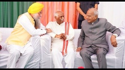 (From left) Punjab Vidhan Sabha speaker Kultar Singh Sandhwan, Haryana governor Bandaru Dattatreya and Punjab governor Banwarilal Purohit during the ceremonial “At Home” function organised on 77th Independence Day evening. (From left) Punjab Vidhan Sabha speaker Kultar Singh Sandhwan, Haryana governor Bandaru Dattatreya and Punjab governor Banwarilal Purohit during the ceremonial “At Home” function organised on 77th Independence Day evening.