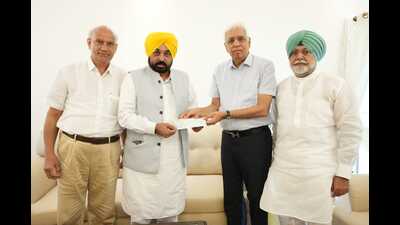 A delegation hands over the cheque to Punjab chief minister Bhagwant Mann on Wednesday. (Twitter)