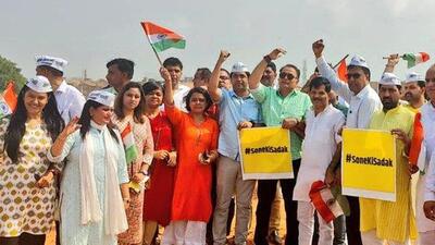 AAP’s national spokesperson Priyanka Kakkar leads protest at the under-construction Dwarka expressway site near Nangli Sakrawati in Najafgarh (Twitter/@AamAadmiParty) AAP’s national spokesperson Priyanka Kakkar leads protest at the under-construction Dwarka expressway site near Nangli Sakrawati in Najafgarh (Twitter/@AamAadmiParty)