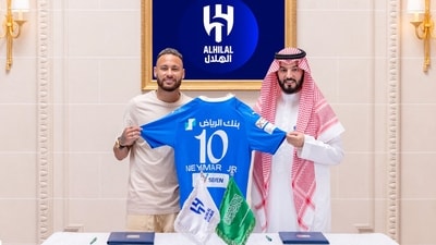 Brazilian forward Neymar (L) poses for a picture with Hilal President Fahad bin Nafel in Paris. (AFP) Brazilian forward Neymar (L) poses for a picture with Hilal President Fahad bin Nafel in Paris. (AFP)