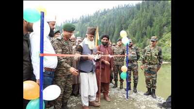 Mian Gul Khan, a 90-year-old 1971 war veteran inaugurating the bridge. (HT Photo) Mian Gul Khan, a 90-year-old 1971 war veteran inaugurating the bridge. (HT Photo)