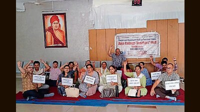 Regular teachers during the protest at Arya College, Ludhiana. (HT PHOTO) Regular teachers during the protest at Arya College, Ludhiana. (HT PHOTO)