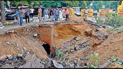 The a 15-ft deep and 20-ft wide crater in the middle of the road neat Krishna Temple in Model Town Extension area in Ludhiana. (HT PHOTO) The a 15-ft deep and 20-ft wide crater in the middle of the road neat Krishna Temple in Model Town Extension area in Ludhiana. (HT PHOTO)