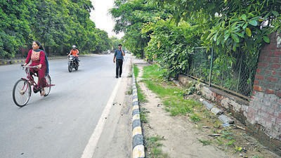 The sector-32/39 road footpath near community centre in Gurugram on Wednesday. (Parveen Kumar/HT Photo)