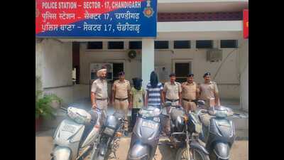 The snatchers and recovered motorcycles and scooters in the custody of Chandigarh Police. (HT Photo) The snatchers and recovered motorcycles and scooters in the custody of Chandigarh Police. (HT Photo)