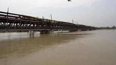 The water level in the Yamuna dropped below the danger mark on Wednesday, after breaching the threshold on Tuesday night. (Sanjeev Verma/HT Photo) The water level in the Yamuna dropped below the danger mark on Wednesday, after breaching the threshold on Tuesday night. (Sanjeev Verma/HT Photo)